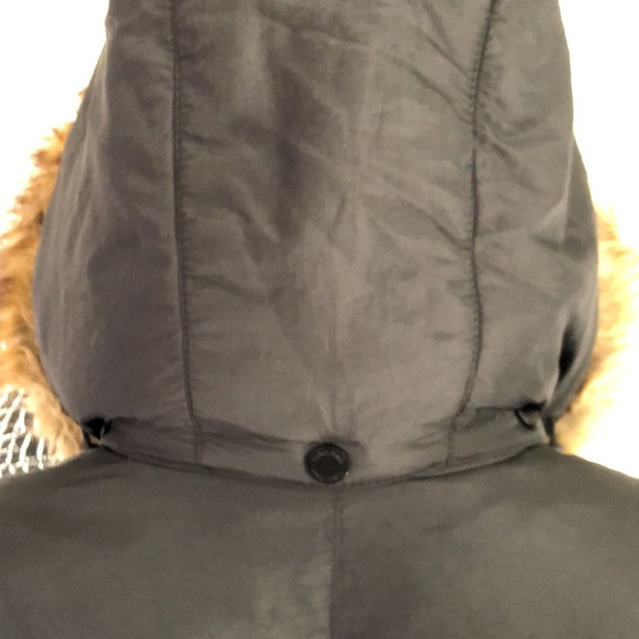 Calvin Klein size M puffer coat - zip pockets and detachable faux fur lined hood - Picture 8 of 11